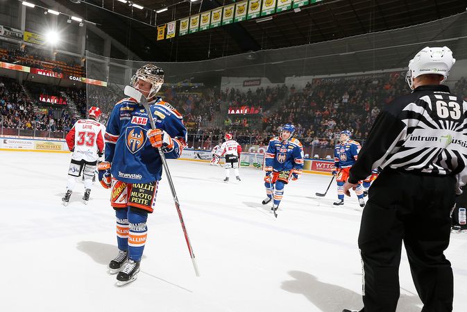Aleksi Salonen kiitti pelivälinettään suudelmalla kauden neljännen maalinsa jälkeen. Kuva: Jukka Rautio / Europhoto