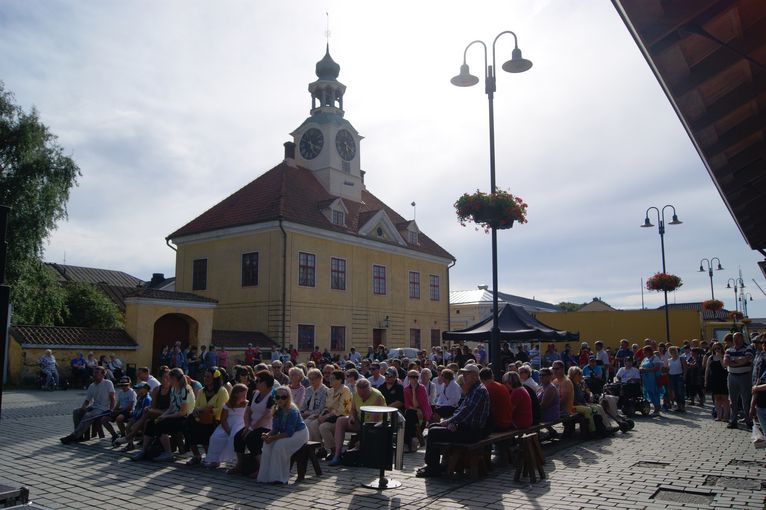 Iltatori yleisö ja raatihuone