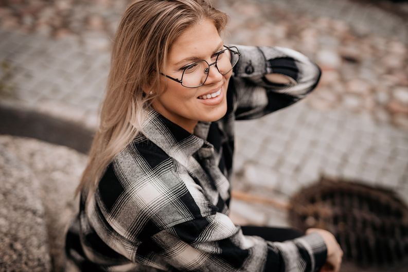 Turkulainen hyvinvointivalmentaja Maija Haapanen kävi Raumalla Silmäoptikot Palmulla näöntutkimuksessa.