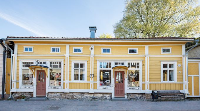Silmäoptikot Palmu palvelee Vanhassa Raumassa Kuninkaankadulla Spärrin talossa.