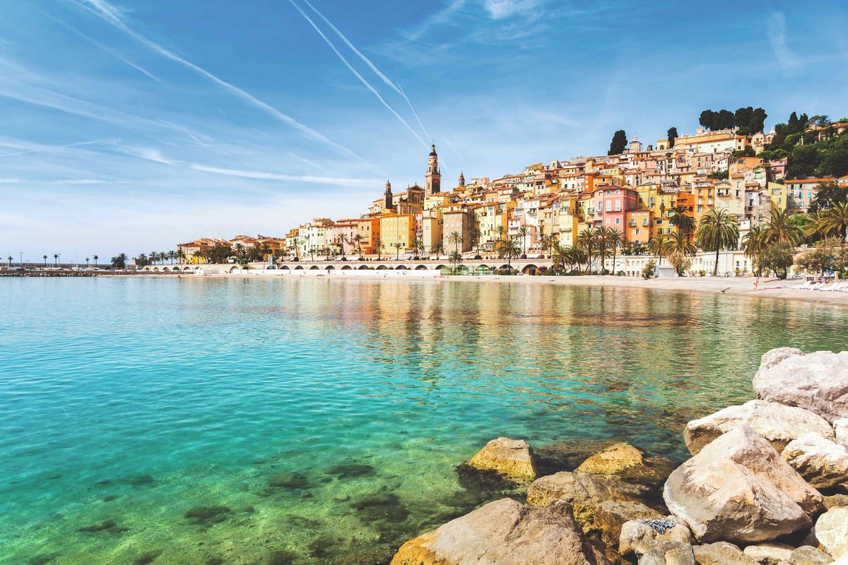Vue sur la vieille ville de Menton et de la plage des Sablettes depuis la mer