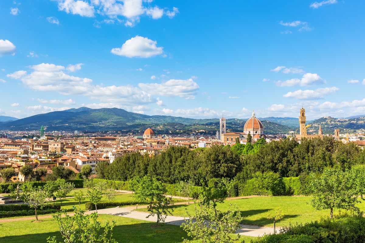 Vue panoramique en Italie, avec la cathédrale et les collines toscanes sous un ciel bleu ensoleillé en été.