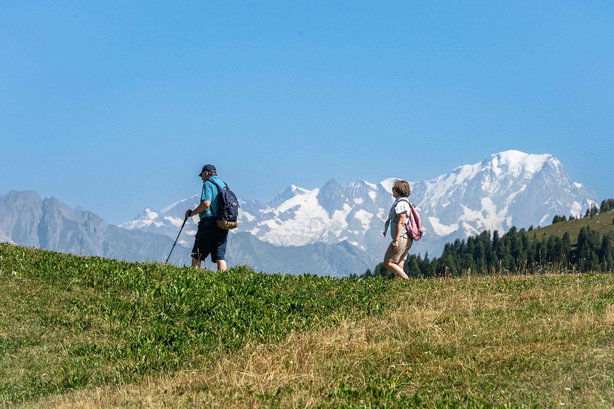 Un couple de seniors font une randonnée dans les montagnes aux alentours de la station La Plagne
