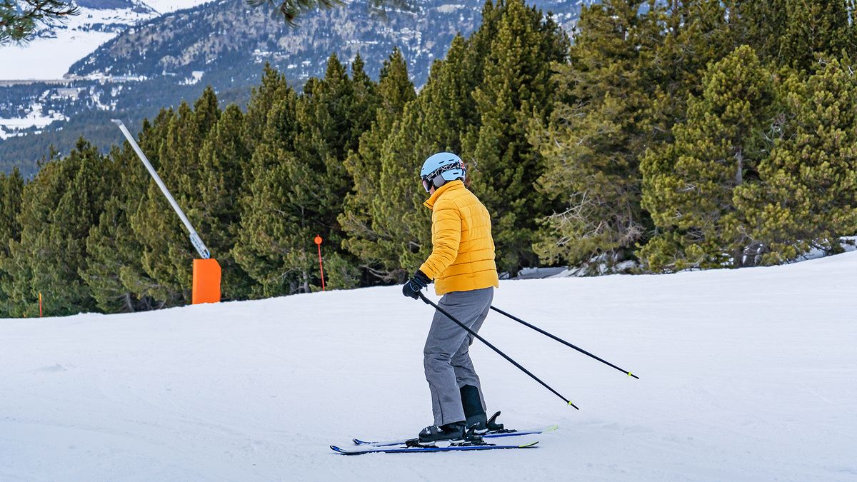 Adulte skiant dans une station de ski