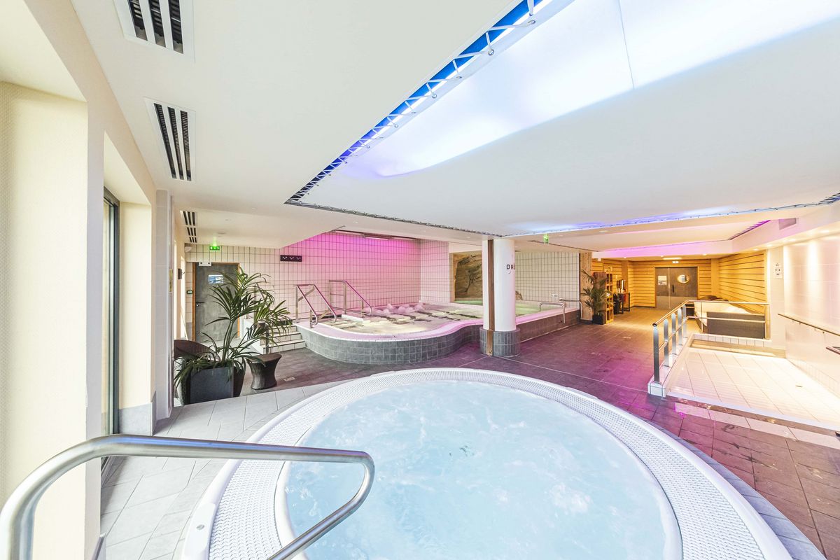 Espace spa intérieur avec jacuzzi et bains à remous, idéal pour un séjour bien-être et détente seniors chez Pierre & Vacances.