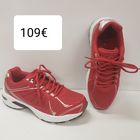 SCHOLL New Sprinter punainen Hinta 109€ koot 36,37,38,39,40 (mustana kokoja 41,42 ja 44)  Päällinen joustavaa ja hengittävää verkkokangasta. Nyörityksen ansiosta kenkä sopii kaiken tyyppisille jaloille.  Lesti on leveä ja myös varvaskorkeutta reilusti. Vakaa, kevyt ja hyvin iskuja vaimentava pohja. Pohjan kumiset yksityiskohdat estävät liukastumista. Irrotettavassa pohjallisessa on hyödynnetty Schollin Biomechanic®-teknologiaa, joka auttaa vähentämään ylipronaation aiheuttamia kipuja kantapäissä, jaloissa, polvissa ja alaselässä. Kliinisesti muotoiltu Tri-Planar Motion Control System vähentää jalkojen kuormitusta ja tukee jalan asentoa ja linjausta