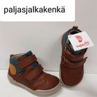 SUPERFIT paljasjalkakenkä. Hinta 79€ Kokoja 20,21,22,23,24,25,26 -päällinen laadukasta nahkaa -vuori nahkaa+kangasta -vedenpitävä/hengittävä Gore-Tex kalvo -irroitettava pohjallinen Leveä lesti, pituudeltaan normaalikokoa. Pohjallisen pituus: 20=13cm 21=13,7cm 22=14,4cm 23=15,1cm 24=15,8cm 25=16,4cm 26=17,0cm