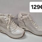 SKECHERS UNO Rugged - Galactic Heights Väri: helmiäisviimeistelty luonnonvalkoinen Hinta129€ kokoja 36,37,38,39,40,41  -nauhat+vetoketju -vedenpitävä duraleather-päällinen -Tekoturkisreunus ja vuori - ilmajäähdytteinen Air Cooled Memory Foam -sisäpohja -Skech-Air-ilmapehmustettu välipohja antaa erinomaisen iskunvaimennuksen kantapään alle -joustava, pitävä KITKAPOHJA -2,5cm ns.piilokorko. HUOM! Kooltaan isoa, ota kokoa pienempi, kuin normaalisti käytät