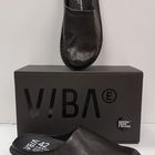 VIBAe Roma Black hinta 160€ kokoja 37,38,39,40,41,42,43,44,45 (myös värissä Cognac 37-45) Normaalikokoa. Pohjallisen pituus: 37=23,4cm 38=24,0cm 39=24,7cm 40=25,4cm 41=26,0cm 42=26,7cm 43=27,4cm 44=28,0cm 45=28,7cm  Monikäyttöinen ja tyylikäs ROMA on myydyin VIBAe kenkä, eikä ihme! Suunniteltu Suomessa ja Kaliforniassa, käsintehty perheomisteisessa tehtaassa Portugalissa.  ROMA taipuu minimalistisuutensa ja tyylikkyytensä puolesta monenlaiseen käyttöön. Niitä ostetaan kävelykengiksi lomamatkoille, työkengiksi toimistoon, talvitohveleiksi mökille ja monikäyttöisiksi, sekä arkisiksi että juhlaviksi kesäkengiksi. ROMA on ajaton ja klassinen, niin parikymppisten kuin kasikymppistenkin luottokenkä.  ROMA on valmistettu pehmeästä ja laadukkaasta kasviparkitusta nahasta. Nahka pehmenee käytössä ja Carbon Step™ pohjallinen mukautuu tukemaan jalkojesi muotoa.