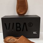 VIBAe Roma Cognac hinta 160€ kokoja 37,38,39,40,41,42,43, 45  Normaalikokoa. Pohjallisen pituus: 37=23,4cm 38=24,0cm 39=24,7cm 40=25,4cm 41=26,0cm 42=26,7cm 43=27,4cm 44=28,0cm 45=28,7cm  Monikäyttöinen ja tyylikäs ROMA on myydyin VIBAe kenkä, eikä ihme! Suunniteltu Suomessa ja Kaliforniassa, käsintehty perheomisteisessa tehtaassa Portugalissa.  ROMA taipuu minimalistisuutensa ja tyylikkyytensä puolesta monenlaiseen käyttöön. Niitä ostetaan kävelykengiksi lomamatkoille, työkengiksi toimistoon, talvitohveleiksi mökille ja monikäyttöisiksi, sekä arkisiksi että juhlaviksi kesäkengiksi. ROMA on ajaton ja klassinen, niin parikymppisten kuin kasikymppistenkin luottokenkä.  ROMA on valmistettu pehmeästä ja laadukkaasta kasviparkitusta nahasta. Nahka pehmenee käytössä ja Carbon Step™ pohjallinen mukautuu tukemaan jalkojesi muotoa.