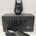 VIBAe Zuma Black hinta 175€ kokoja 37, 39,40,41,42, 44,45 Normaalikokoa. Pohjallisen pituus: 37=23,4cm 38=24,0cm 39=24,7cm 40=25,4cm 41=26,0cm 42=26,7cm 43=27,4cm 44=28,0cm 45=28,7cm Saavat olla uutena aika napakat, kun pehmeä nahka muotoutuu käytössä.  ZUMA Leather – unisex nahkakenkä moneen menoon. ZUMA on persoonallinen valinta sinulle, joka et tingi mukavuudesta etkä tyylistä.  VIBAe ZUMA Leather toimii monikäyttöisenä ja klassisena arki- ja juhlakenkänä, mutta kokoontaitettavan kantapään ansiosta saat niistä myös rennot pistokkaat, jotka on helppo sujauttaa jalkaan.  Kengät on valmistettu korkealuokkaisesta kasvisparkitusta, kromittomasta nahasta.  Pehmeä nahka ikääntyy kuin hieno viini, muuttuen aina vain paremman näköiseksi, mitä enemmän kenkiä käytät.  Luonnonkumipohja on vuorattu antimikrobisella ja ergonomisella Carbon Step™ -pohjallisella, joka mukautuu jalkojesi mukaan, tehden näistä uskomattoman mukavat jalassa.