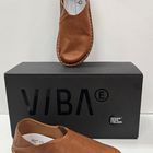 VIBAe Zuma cognac hinta 175€ jäljellä kokoja 37,38, 41,42, 44,45 Normaalikokoa. Pohjallisen pituus: 37=23,4cm 38=24,0cm 39=24,7cm 40=25,4cm 41=26,0cm 42=26,7cm 43=27,4cm 44=28,0cm 45=28,7cm Saavat olla uutena aika napakat, kun pehmeä nahka muotoutuu käytössä.  ZUMA Leather – unisex nahkakenkä moneen menoon. ZUMA on persoonallinen valinta sinulle, joka et tingi mukavuudesta etkä tyylistä.  VIBAe ZUMA Leather toimii monikäyttöisenä ja klassisena arki- ja juhlakenkänä, mutta kokoontaitettavan kantapään ansiosta saat niistä myös rennot pistokkaat, jotka on helppo sujauttaa jalkaan.  Kengät on valmistettu korkealuokkaisesta kasvisparkitusta, kromittomasta nahasta.  Pehmeä nahka ikääntyy kuin hieno viini, muuttuen aina vain paremman näköiseksi, mitä enemmän kenkiä käytät. Luonnonkumipohja on vuorattu antimikrobisella ja ergonomisella Carbon Step™ -pohjallisella, joka mukautuu jalkojesi mukaan, tehden näistä uskomattoman mukavat jalassa.