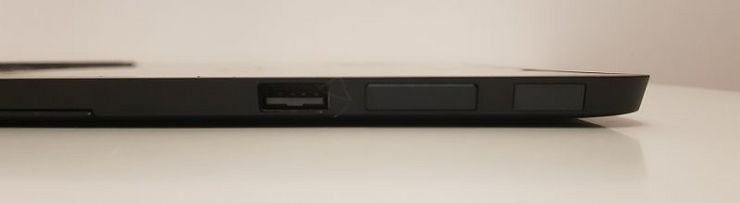 Eve V:n oikeassa laidassa sijaitsevat fyysiset näppäimet ja USB 3.0 -liitin.