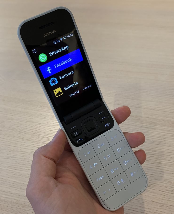 Nokia 2720 Flipistä on pyritty tekemään helppokäyttöinen. Simpukkapuhelimeen vastaaminen on yksinkertaista kannen avaamalla, minkä lisäksi myös näppäimet ja haluttaessa myös näytön tekstit ovat suurikokoisia.