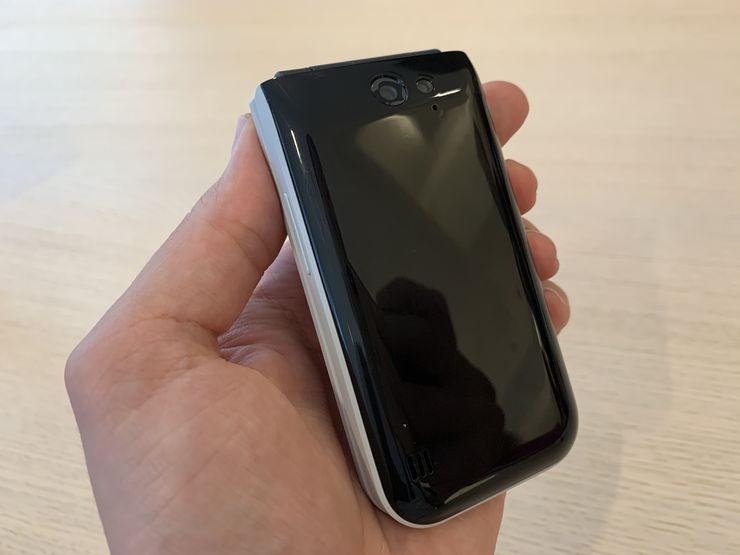 Nokia 2720 Flip on kiiltäväpintainen. Takaa löytyy 2 megapikselin kamera.