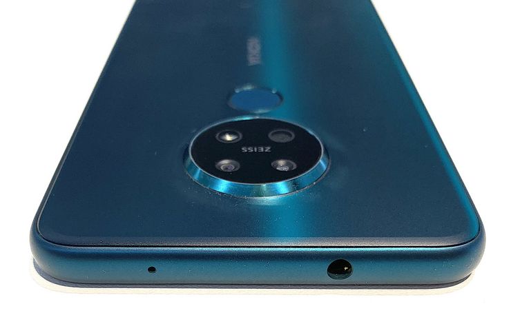 Nokia 7.2:ssa ja 6.2:ssa on myös 3,5 millimetrin kuulokeliitäntä. Kamerakohouma nousee selkeästi muuta takapintaa paksummaksi.