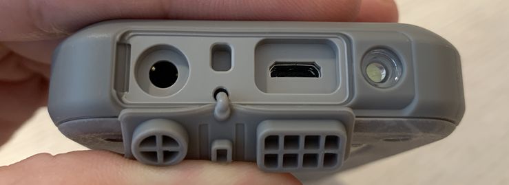 Micro-USB- ja 3,5 mm -liitännät ovat suojassa luukkujen takana Nokia 800 Toughin yläreunassa.