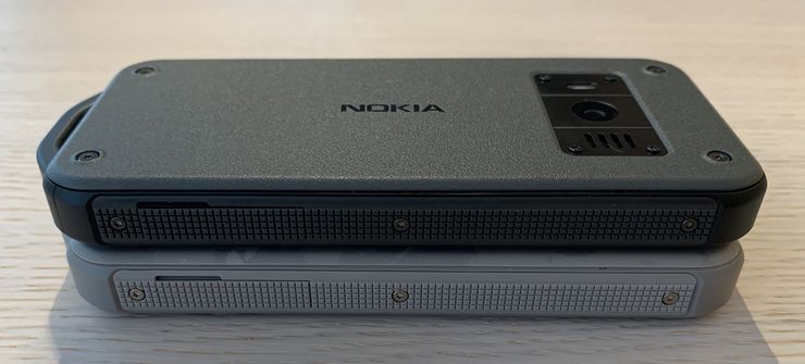 Kylkiä Nokia 800 Toughissa kiertää kumi/muovipehmuste.