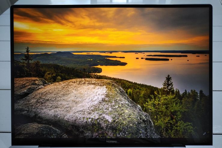 Erinomaisen 13,9-tuumaisen näytön reunukset ovat erittäin ohuet.