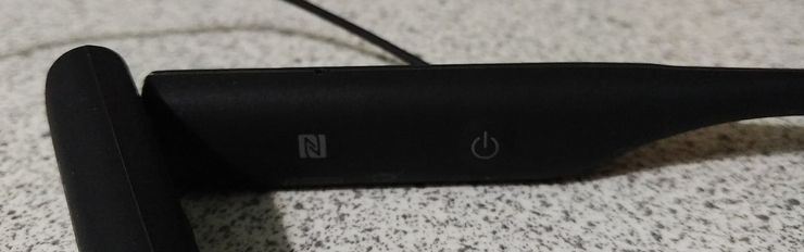Mikrofoni, NFC-alue sekä virtanäppäin ovat puolestaan oikealla.