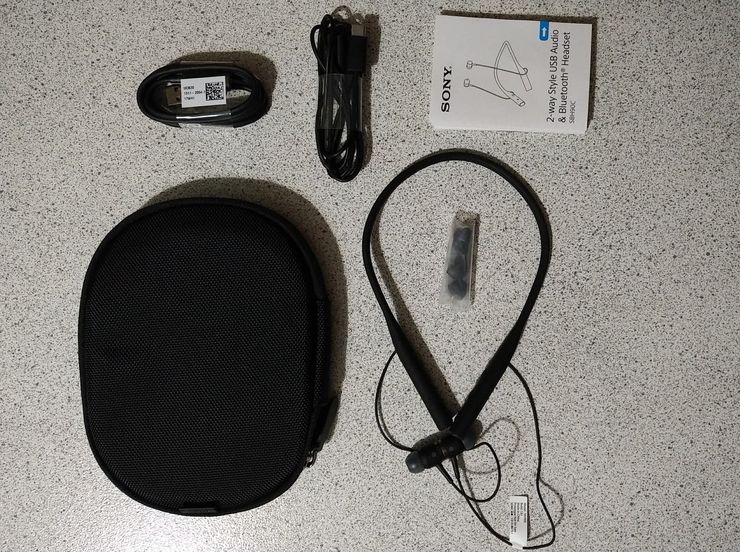 Myyntipakkauksessa toimitetaan kuulokkeiden lisäksi myös kantokassi, eri kokoisia kuulokepäitä sekä USB-S- ja USB-C-tyypin kaapelit.