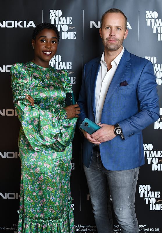 007-koodinimen itselleen uudessa Bond-elokuvassa saavaa Nomi-agenttia näyttelevä Lashana Lynch ja HMD Globalin tuotejohtaja Juho Sarvikas.