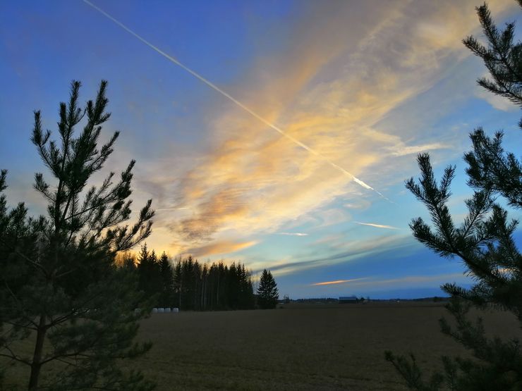 Auringonlasku tekoälyn avustamana.