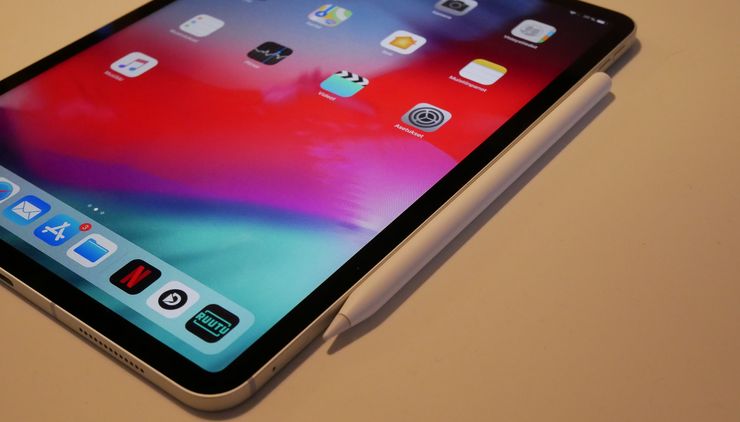 Apple Pencil latautuu induktion kautta, kun se on kiinnittynyt magneetein iPad Pron kylkeen.