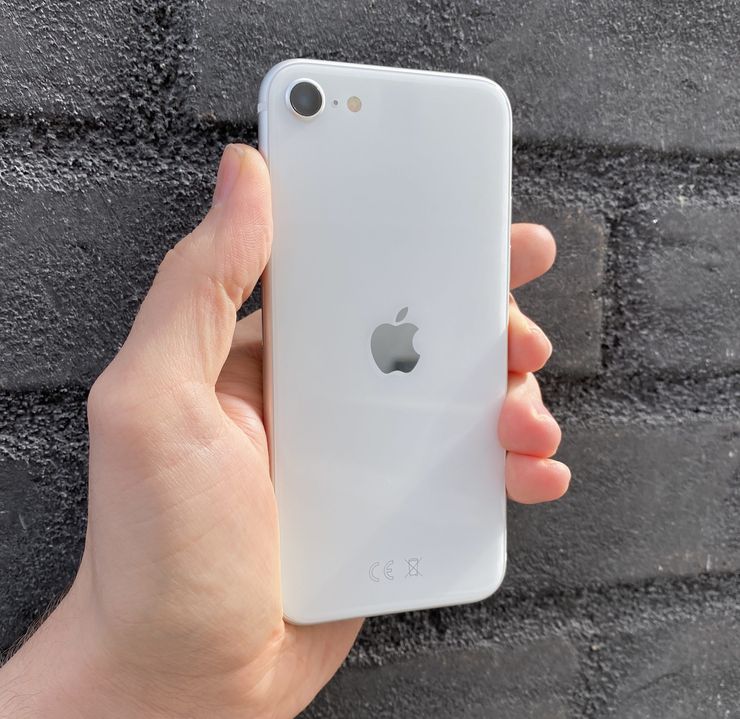 iPhone SE on takaa lasipintainen.
