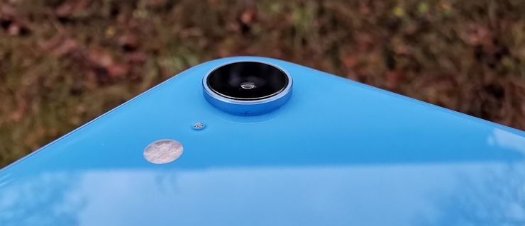 iPhone XR:n pääkamera on sama kuin iPhone XS -puhelimissa. Yksittäinen kamera ulkonee merkittävästi muusta puhelimen pinnasta.