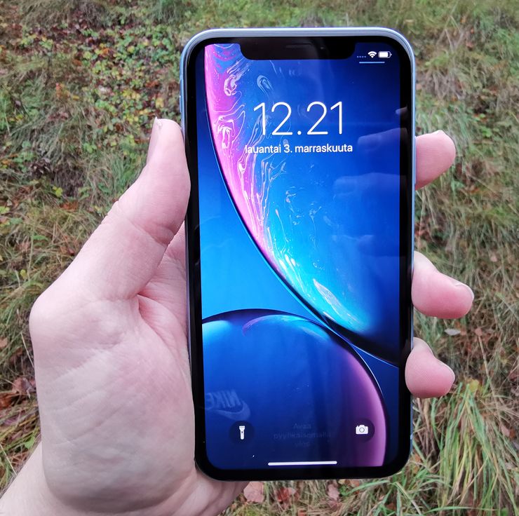 iPhone XR:ssä on kookas 6,1 tuuman LCD-näyttö.