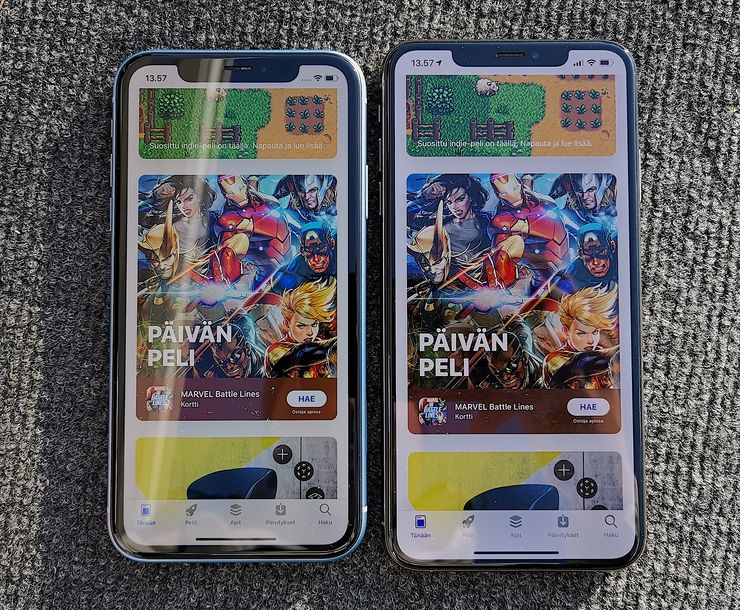 iPhone XR 6,1 tuuman näytöllä on hieman 6,5 tuuman iPhone XS Maxia pienempi. Näytönreunukset ovat kuitenkin suuremmat.