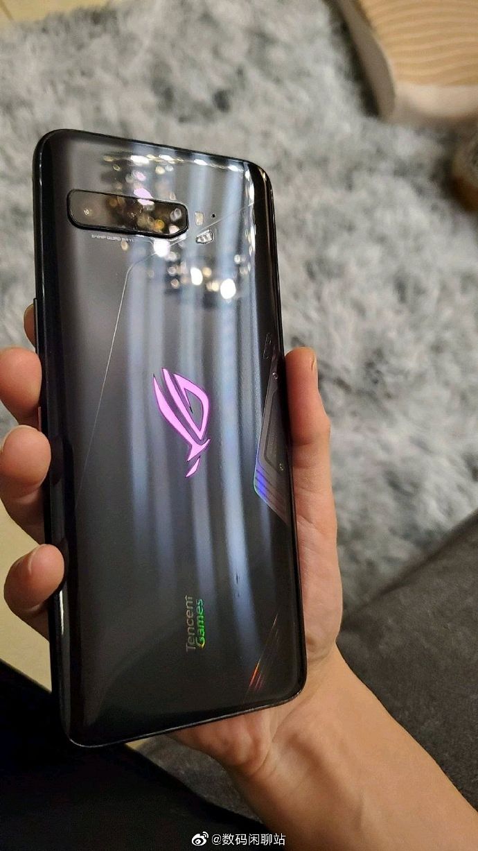 Asus ROG Phone 3 live-kuvassa.
