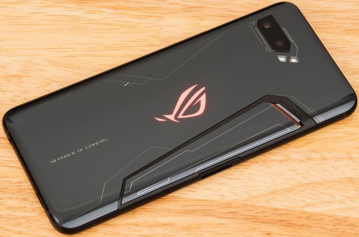 ROG Phone II on edelleen voimakkaasti muotoiltu takaa.