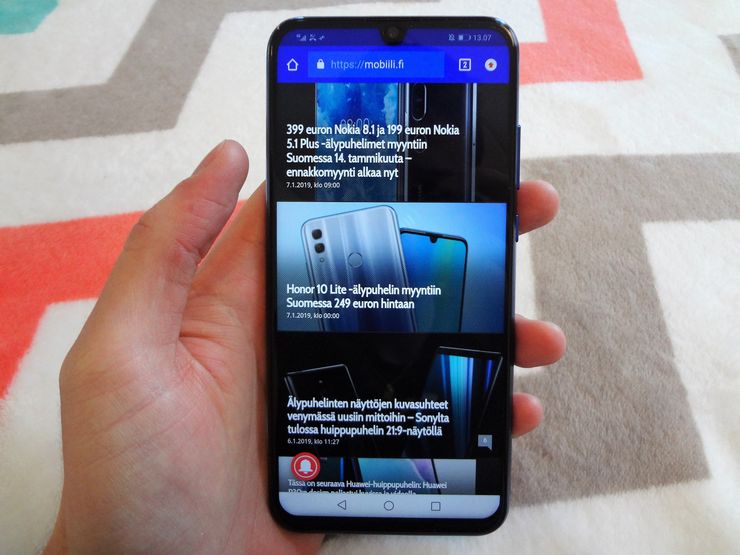 Honor 10 Lite on pyöreine kulmineen miellyttävä käyttää.