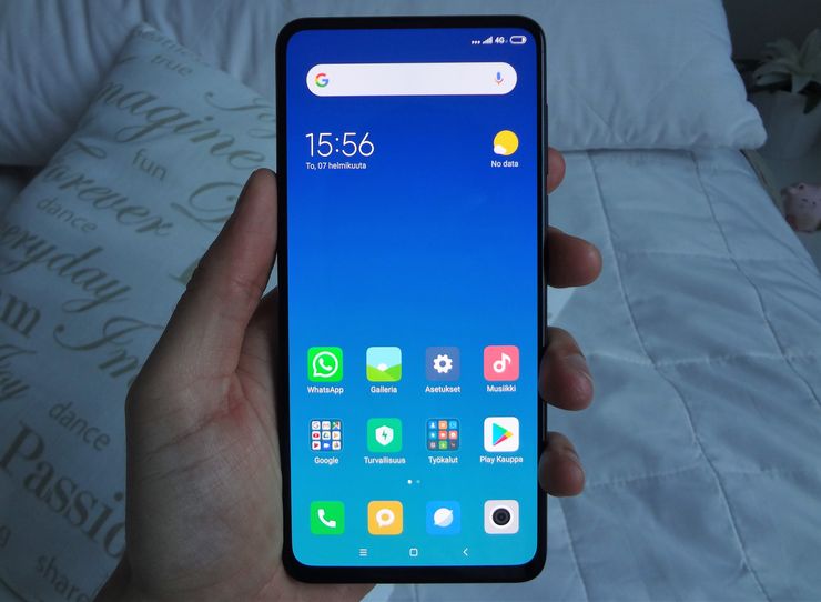 Mi MIX 3:n lähes reunukseton näyttö on tasokas.