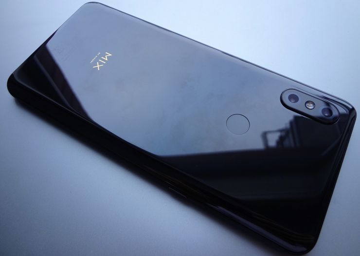 Xiaomi Mi MIX 3:n takapinta heijastaa valoa miellyttävästi.