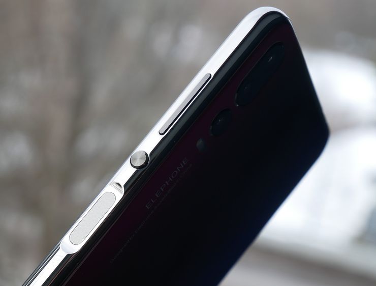 Elephone A5:n kyljellä on virtanäppäin, äänenvoimakkuuspainikkeet ja sormenjälkilukija.