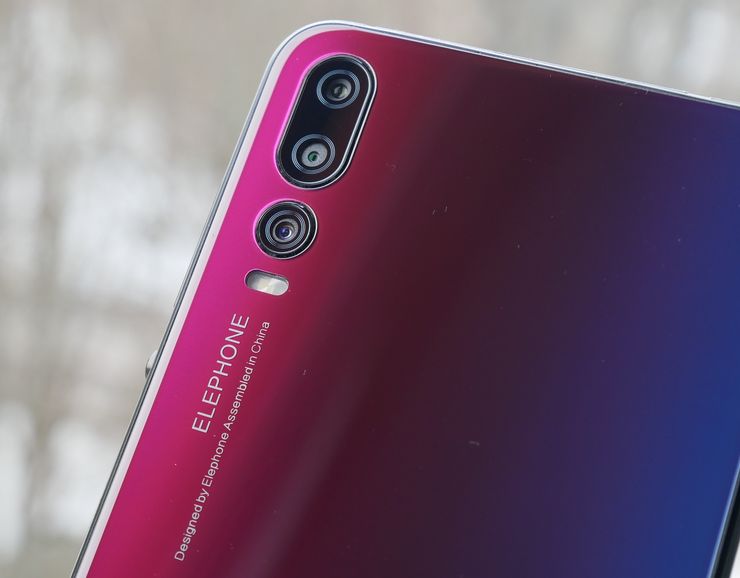 Elephone A5:n takapuolella on kolme kameraa.