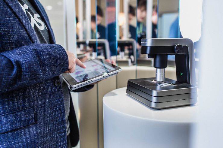 5G-verkon kautta lyhyellä viiveellä etäohjattava mikroskooppi mahdollistaa etätyöskentelyn patologille.