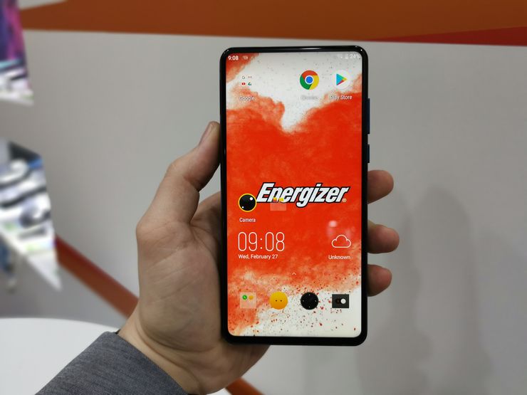 Näyttö kattaa Energizer Power Max P18K Popin etupuolen laajasti.