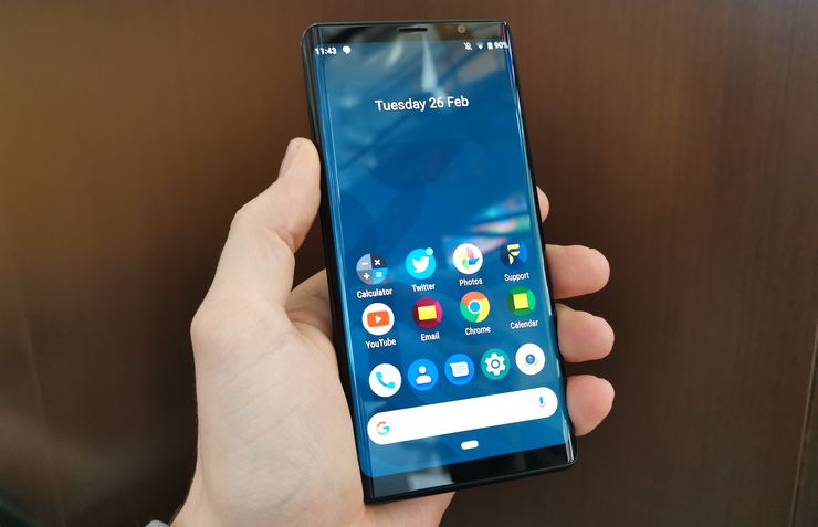Kiinni ollessaan F(x)tec Pro1 on etupuoleltaan aivan tavallinen älypuhelin. AMOLED-näyttö on sivureunoistaan hieman kaareva, mikä myös auttaa pitämään laitteen kompaktin tuntuisena.