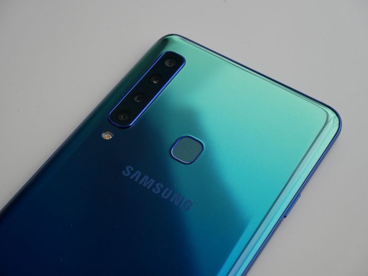 Galaxy A9:ssä on jopa neljä takakameraa. Takapuolelle sijoitettu sormenjälkilukija toimii varsin hyvin.