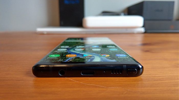 Galaxy Note8:n alalaidassa on kynän ja kaiuttimen lisäksi USB-C-liitin sekä 3,5 millimetrin kuulokeliitin.