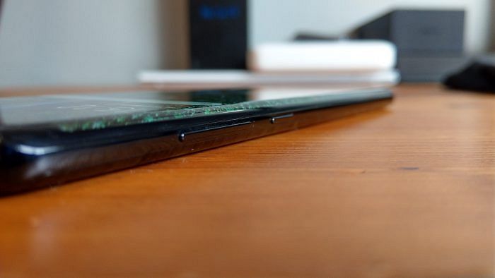 Vasemmassa laidassa sijaitsevat äänenvoimakkuusnäppäimet ja Bixby-näppäin.