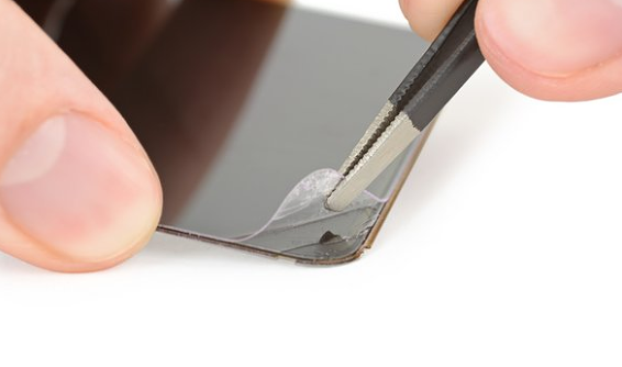 Galaxy Z Flipin näyttö koostuu monesta päällekkäisestä kerroksesta. Ylin niistä on muovia.