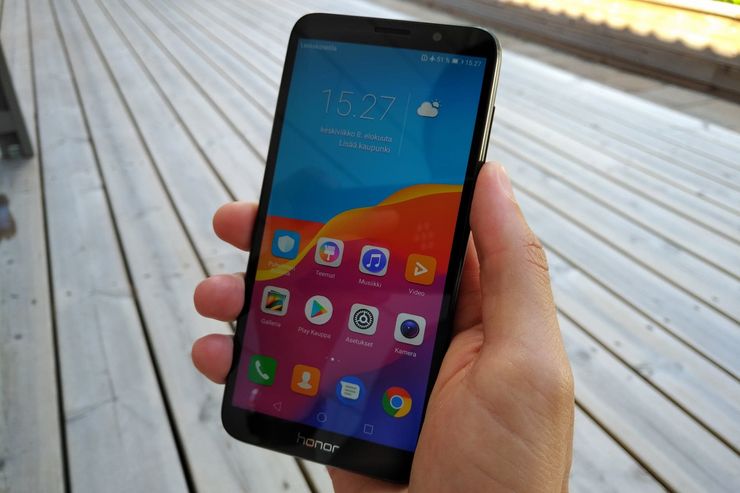 Honor 7S:n käyttäminen onnistuu mukavasti myös yhdellä kädellä.