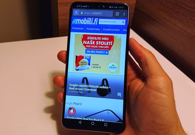 Honor 8X ei tunnu kädessä niin massiiviselta kuin näytön koosta voisi olettaa.
