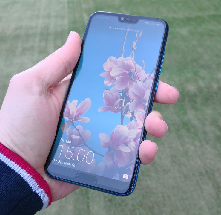 Honor 10 istuu hyvin käteen. 5,84 tuuman näyttö kattaa etupuolen varsin laajasti.