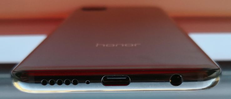 Honor 10:n pohjasta löytyy 3,5 millimetrin kuulokeliitäntä.